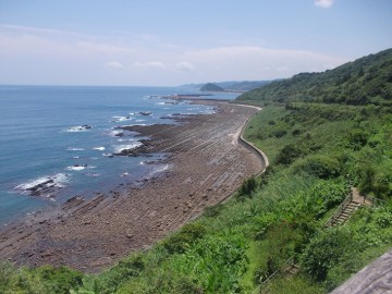 日南海岸、太平洋の青い海と鬼の洗濯岩で有名。