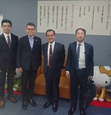 左より新任の篠原次長。甲斐所長。海蔵会長。　　　　　　　　　　　　　　　　　　　新任の鸙野(ひばりの)課長